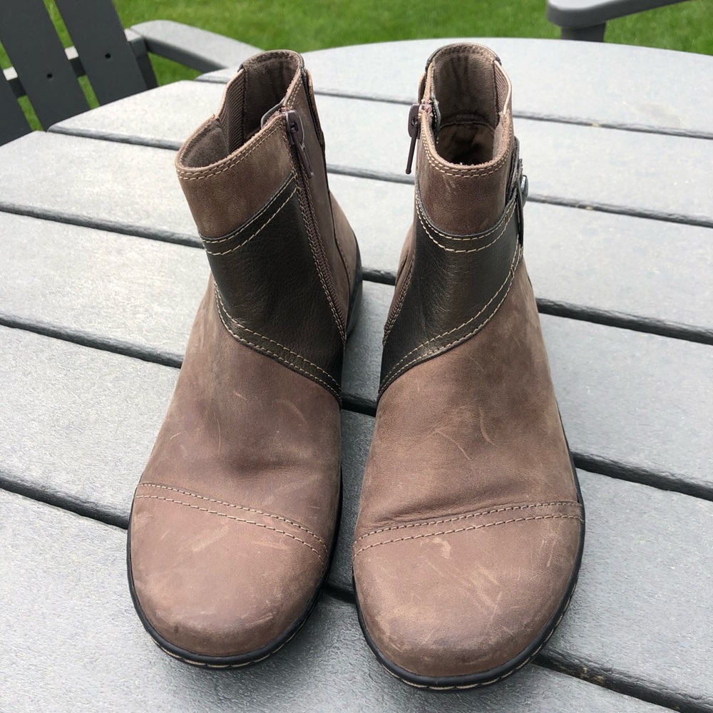 Clarks Brown Leather Ankle Booties with Side Zip - Picture 3 of 9